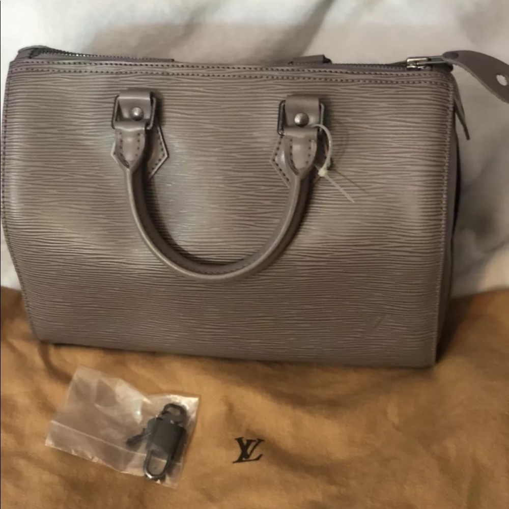 An authentic Louis Vuitton Epi Leather speedy 25